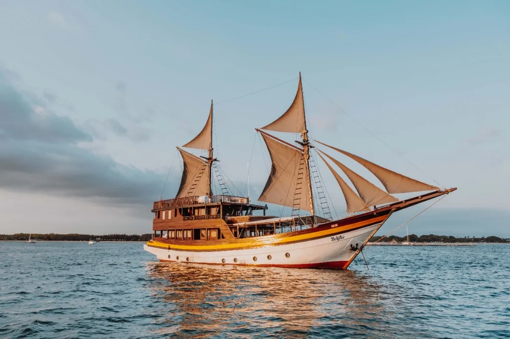 Sewa Kapal Phinisi Labuan Bajo - Behike Cruise Exterior Luxury Liveaboard Komodo